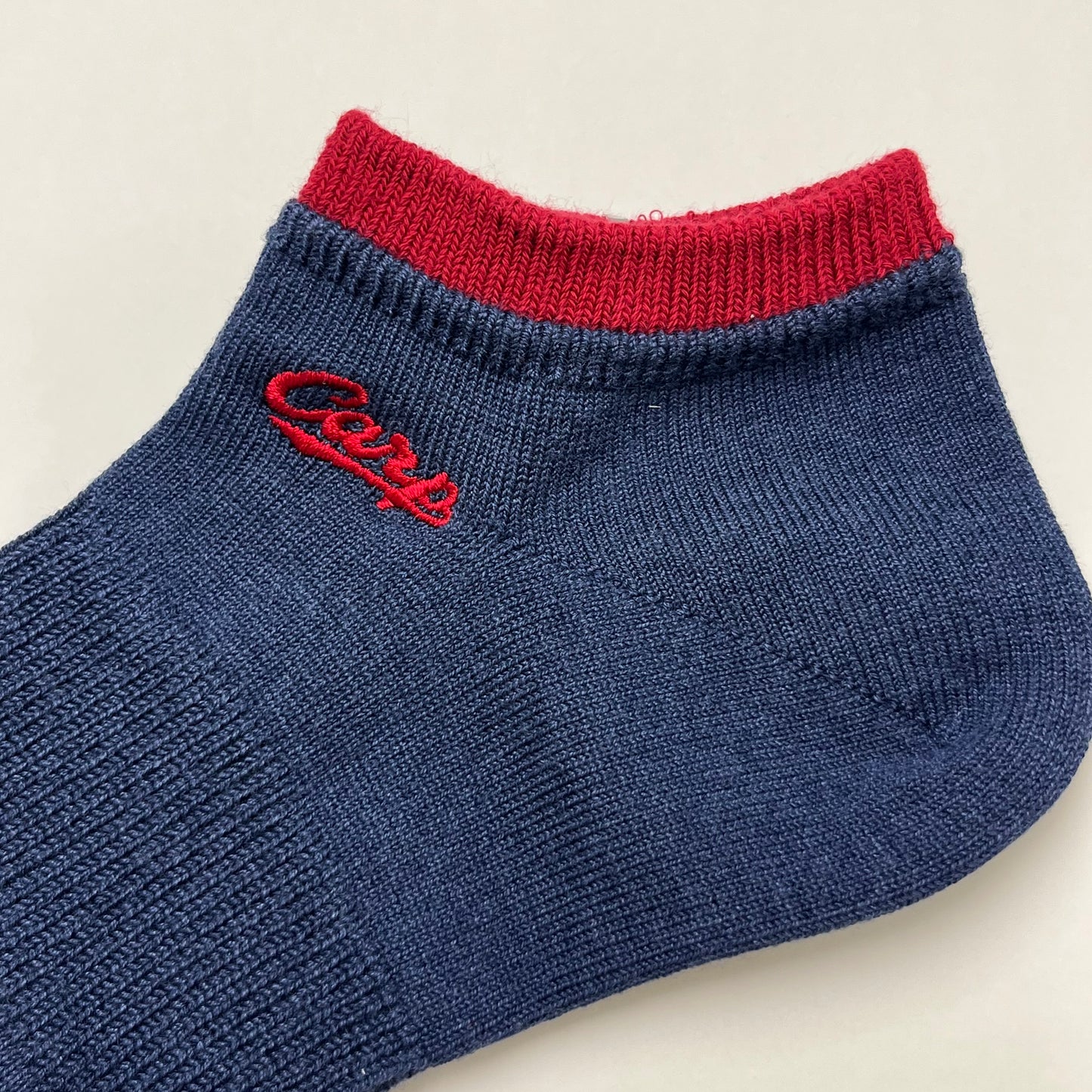 carp刺繍2026／2枚重ね風くるぶし丈【広島限定】25~27cm（メンズ）