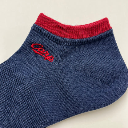 carp刺繍2026／2枚重ね風くるぶし丈【広島限定】25~27cm（メンズ）